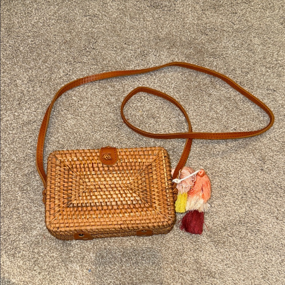 WOVEN CROSSBODY BAG WITH TASSLES